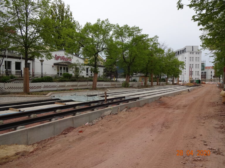 Baustellentourismus in der Warschauer Straße / Höhe Puppentheater