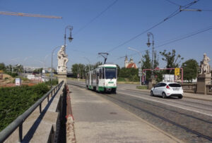 Eine Tram fährt über die Zollbrücke