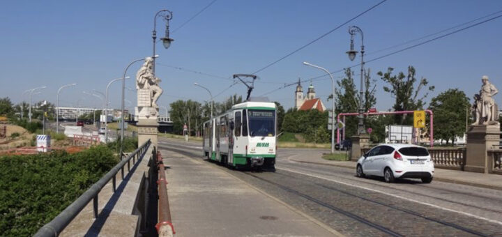 Eine Tram fährt über die Zollbrücke