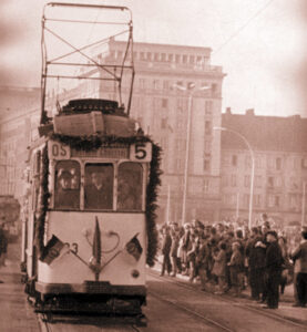Der historische Straßenbahntriebwagen 23, festlich geschmückt, fährt auf der Ernst-Reuter-Allee (ehem. Wilhelm-Pieck-Allee) in Richtung neu eröffneter Strombrücke